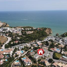 Beach & Downtown 5 minutes away - Spacious 1-bedroom with AC