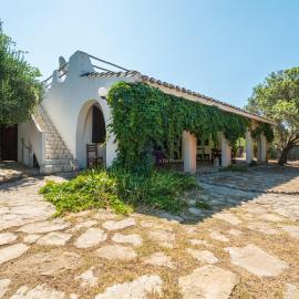 Villa Ambra - 3 Minute Sea & Private Garden, hotel v destinaci Marongiu