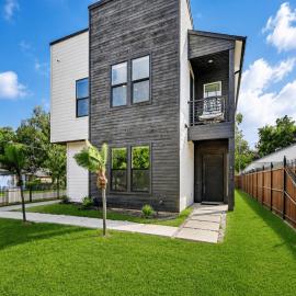 The Hollywood House a Luxury Home With an Outdoor Kitchen and 100 Inch TV, hotel in Dallas