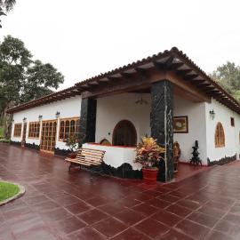 Spacious 12BR Stay with Pool BBQ in Pachacamac, khách sạn ở Pachacamac