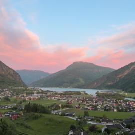 2 roms kjellerleilighet med separat soverom, hotel em Luster