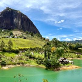 Rock View with Jacuzzi, Paddleboards and Lake, hotel a Guatapé