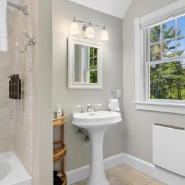 Charming coastal cottage with deck, grill, firepit, and jetted tub, hotel i Boothbay