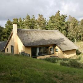 Reetdachhaus-auf-traumhaftem-Duenengrundstueck-mit-Kamin-und-Terrassen