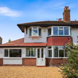 Large Stunning & Modern Home with Private Parking