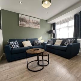Deluxe 4 Bedroom House With Free Parking