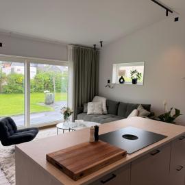 Modern nybyggd lägenhet med hotellkänsla intill sjön Gerdsken、アリングソースのホテル