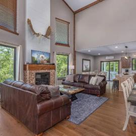 SPACIOUS 8 BR FAMILY HOME with Fun Room & Hot Tub
