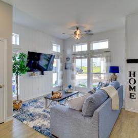 Walk to Beach! North Padre Home w/ Pool Access, מלון בקורפוס כריסטי