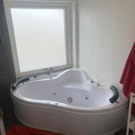 Hyggelig lejlighed med jacuzzi og moderne opholdsområde, hotel en Ranum