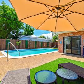 3BR Private Pool Villa Close to the Beach and Free Parking