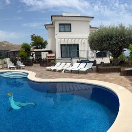 Villa moderna con piscina