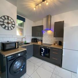 Modern 2 Bedroom City House - Free Parking