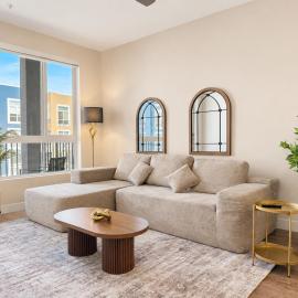 Upscale Escape 10 Min from Disneyland With Pool & Gym, hotel in Santa Ana