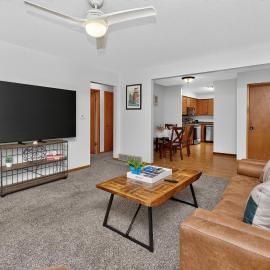 Work & Relax, 3BR Home with Office, Close to Downtown & Prairie Trail, Parking, hotel v destinaci Ankeny