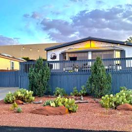 Home w Lake Powell Views- 90' EXTRA Long Driveway, hotel u gradu Wahweap