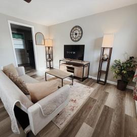 Historic 1BR Apt 2 Queen Beds Near VSU & SGMC