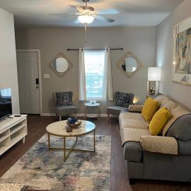Modern 2BR Townhouse Near SGMC, VSU & Moody AF, hotel in Valdosta