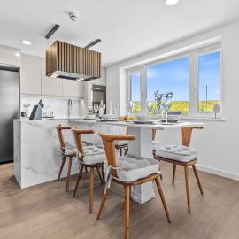 Luxury 3 Bed Modern Design Home Guildford, Chic Spacious Design - Sleeps 8, Free Parking! Pet Friendly, Great for groups- By Blue Puffin Stays