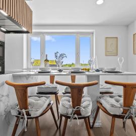 Luxury 3 Bed Modern Design Home Guildford, Chic Spacious Design - Sleeps 8, Free Parking! Pet Friendly, Great for groups- By Blue Puffin Stays