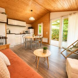 Chalet 6 pers aux Hameaux de Miel Piscine et Lac, hotel en Beynat