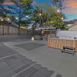 Cozy Seaside Bungalow, Brand New Hot Tub, Fast WiFi & W&D - Walk to the Beach, hotell sihtkohas Seaside