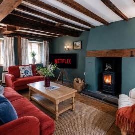 Cosy Cotswolds Cottage with Log Burner, Private Garden, Free Parking, WIFI, near Soho Farmhouse perfect for Families and Business Stays