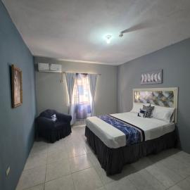 Modern apt at West village, khách sạn ở Montego Bay