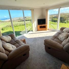 Ocean Meadow View, Perranporth, Cornwall - Bungalow with sea views โรงแรมในPerranzabuloe