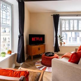 Stylish 1BR City Apartment with Views