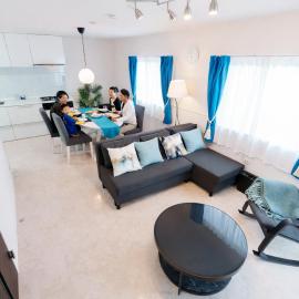 Sunstone Residence 2F - Free Rental Car & Airport Pickup - 10 Min to American Village, hotel u gradu 'Ginowan'