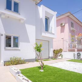 Modern Villa with Garden and Private Parking