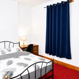 Spacious Room with TV & Workspace Near Birmingham City Centre