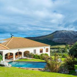 Barton Plover Villa near Hermanus - Pool Hot Tub, hotel in Botrivier