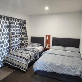 Entire Flat, Comfortable City Stay, Free Parking, Next to Park, Walk to Uni, Bus Stops, Close to Shopping Mall, CBD, Waikato Expressway
