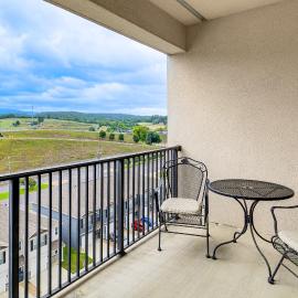 Walk to Bristol Motor Speedway: Retreat w/ Pool!: Bristol şehrinde bir otel