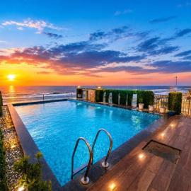The Bay Suites - Sea Beach Front Hotel - Rooftop Infinity Pool - Balcony & Sea View In All Rooms - New Marine Drive Road - Complimentary Breakfast，普里的飯店
