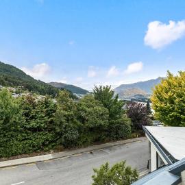 Sarahs Scenic Stay Mountain Lake Views, hotel in Queenstown
