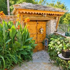 "Villa 70" Guesthouse, hotelli kohteessa Gjirokastër