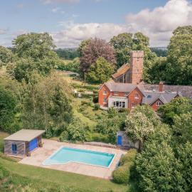 Finest Retreats - The Old Schoolhouse at Penrhos, hotel u gradu Raglan