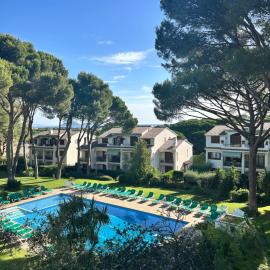 Acogedor Apartamento para 4 con piscina, parking y balcón, Hotel in Sa-Riera
