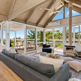 Treetop House - Bay Views Cosy Fire Mini Golf, hotel a Mount Martha