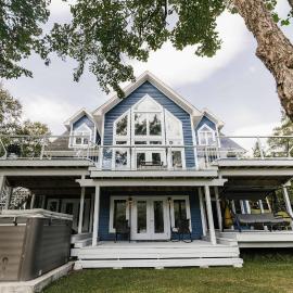 Luxurious Lakeside Chalet with Swim Spa，South Brook的飯店