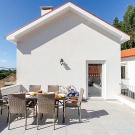 Stone Walls & Sunlit Terrace Retreat by HostWise, hotel Pedrosóban