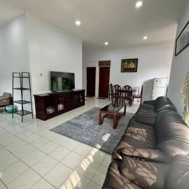 NEW 3BR Villa Golden Spring with Netflix 8 Guest! by Betah Banget, hotel en Pasakon 1