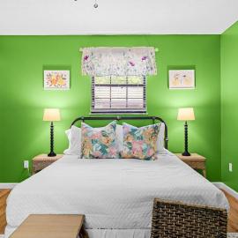 2 Bed 1 Bath Private Suite Funky Bunch TYSUT, Hotel in Louisville
