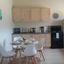 Barton Hoopoe Cottage near Hermanus with Wood Fired Hot Tub, hotel in Botrivier