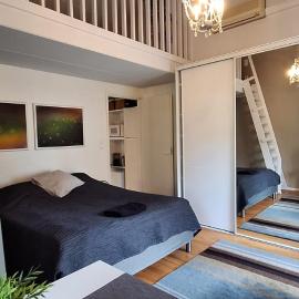 Kodikas yksiö omalla sisäänkäynnillä ja pysäköinnillä, hotel in Järvenpää