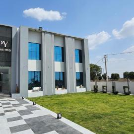 Happy Banquet Resort & Party Plot, hotel v destinácii Halvad