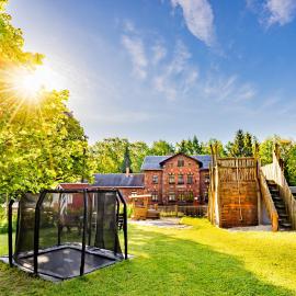 Ferienhaus Bimmelbahn 2 - Familienferienhaus 100 m am Dampflokbahnhof Sauna Trampolin Spielezimmer